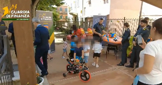 San Benedetto - Finanza dona giochi ai bimbi della casa famiglia Santa Gemma